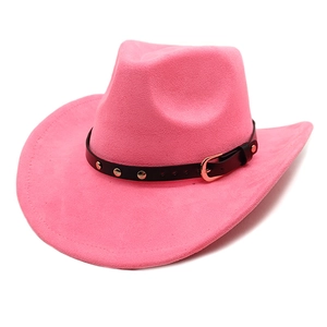 Détail d'un chapeau de cowboy rose en suédine avec ruban en cuir noir et boucles dorées