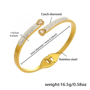 Detail eines 18k vergoldeten Edelstahlarmbands mit Zirkonia und herzförmigen Steinen