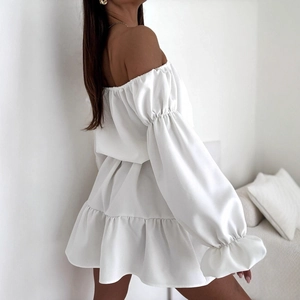 Robe courte blanche à épaules dénudées avec manches bouffantes et ourlet à volants
