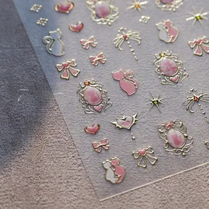 Détails macro de stickers ongles chat rose et nœud doré avec relief 3D et texture fine