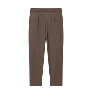 Détail à plat d'un pantalon de costume marron foncé à taille haute et texture tissée