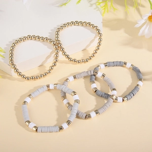 Vue détaillée d'un lot de 5 bracelets bohèmes avec perles en métal doré et disques heishi