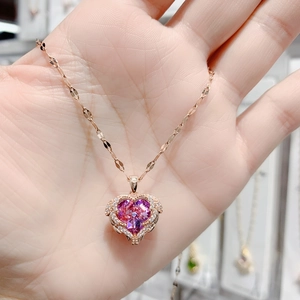 Roségoldene Herzkette mit lila Kristall und Zirkonia-Flügeln für Damen