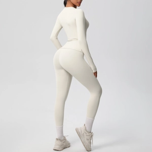 Dettaglio del set da yoga bianco crema con leggings a vita alta e top aderente