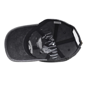 Vue détaillée de l'intérieur d'une casquette en coton avec étiquette d'entretien et coutures