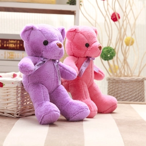 Primer plano de ositos de peluche morados y rosas con cintas de Bridestowe Lavender Estate