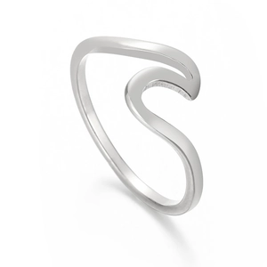 Minimalist silver wave ring in stainless steel with a polished geometric finish
