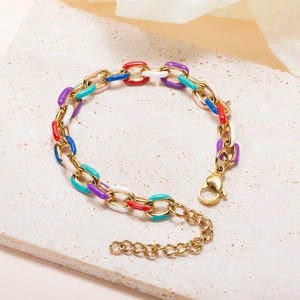 Bracelet élégant en chaîne dorée et acier inoxydable avec anneaux émaillés colorés et fermoir