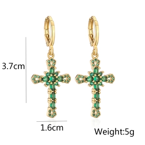 Dettaglio orecchini a croce placcati oro 18K con zirconi verdi e misure 3,7cm x 1,6cm
