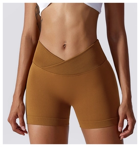Detail einer nahtlosen Yoga-Shorts mit hohem Bund und V-förmigem Crossover-Design