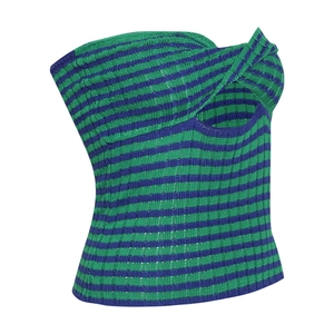 Dettaglio del top a fascia in maglia a righe verde e blu con nodo frontale e ritaglio