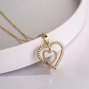 Collier élégant doré avec pendentif cœur et zircone sertie sur plateau en céramique
