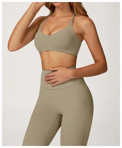 Dettaglio del reggiseno yoga incrociato e leggings a vita alta con cuciture piatte