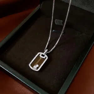 Collier à pendentif carré en acétate avec pierre ambrée et cristaux pavés brillants