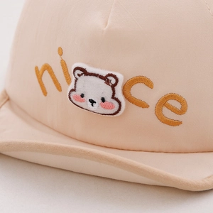 Beigefarbene Baby-Baseballkappe mit Nice-Stickerei und Bärenaufnäher für den Sonnenschutz von Babys