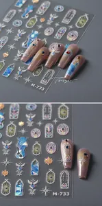 Détails macro des autocollants à ongles aurora M-733 avec étoiles et ailes d'ange