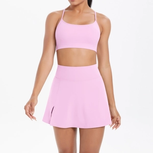 Détail de l'ensemble de yoga rose avec brassière de sport et jupe avec fente latérale