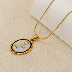 Détail du collier en acier inoxydable doré 18 carats avec pendentif fleur en émail