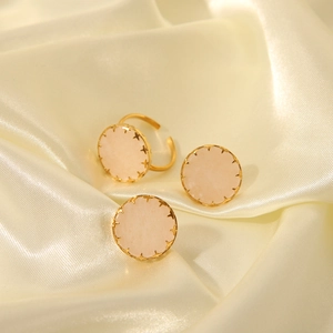 Parure bijoux dorée avec motifs d'étoiles et pierres roses sur fond de soie