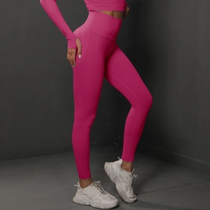 Détail d'un ensemble de yoga sans couture rose avec poignets passe-pouce et legging