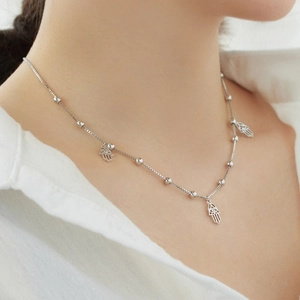 Détail du collier main de Fatma en argent S925 avec chaîne box et zircon sur une femme