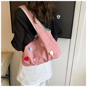 Sac fourre-tout en toile rose avec patchs cœurs colorés et bandoulières bordées d'argent