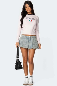 Detailansicht hellblauer Denim-Ballonrock mit 3D-Taschen und ITALIA-Grafik-T-Shirt