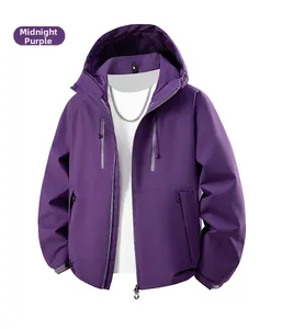 Détail de la veste softshell violet minuit avec poches zippées verticales et une capuche