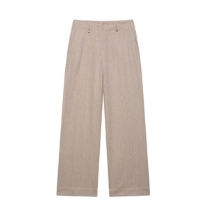 Detail van de visgraatstructuur van de beige wijde pantalon voor damesmode
