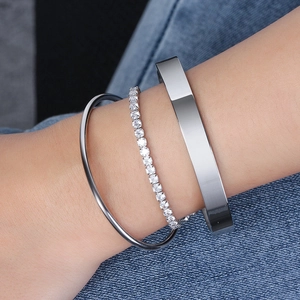 Ensemble de trois bracelets en argent sterling S925 avec zircon sur fond denim