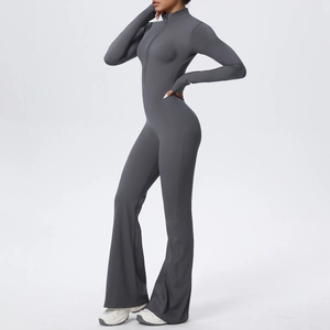 Combinaison de yoga gris foncé à manches longues avec col zippé et pantalon évasé