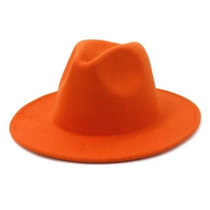 Lebendiger orangefarbener Wollfilzhut mit breiter Krempe und klassischer eingedrückter Krone