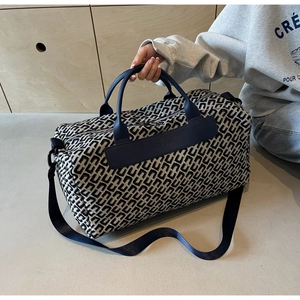 Dettaglio della grande borsa da viaggio blu navy con trama jacquard geometrica