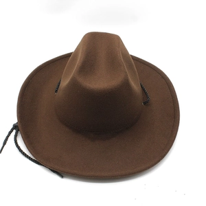 Vue détaillée de dessus du chapeau de cowboy en laine marron avec jugulaire noire réglable
