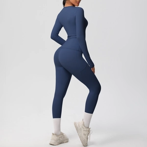 Ensemble de sport bleu marine élastique avec haut à manches longues et legging à poche