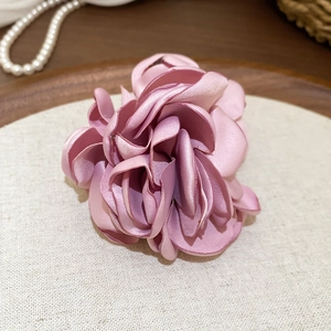 Detaillierte Nahaufnahme des rosa Seidenblumenrings auf einem Display mit Perlen