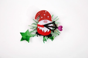 Détail d'un gnome de fête avec bonnet pailleté rouge et flèche en forme de cœur
