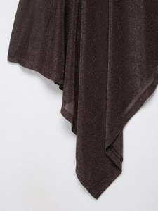 Vue détaillée du tissu métallisé bronze foncé avec des paillettes scintillantes pour cape