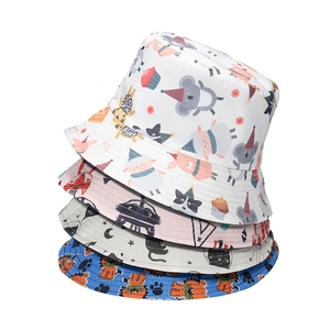 Cappelli alla pescatora per bambini con stampe di animali in bianco, rosa, grigio e blu