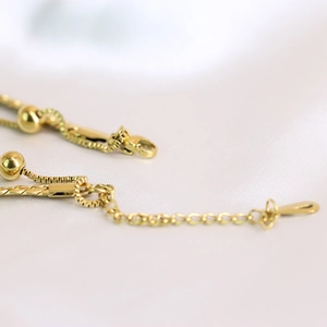 Detail of adjustable 18K gold plated stainless steel bracelet with lobster clasp and chain