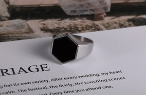 Dettaglio di un anello a sigillo da uomo in acciaio inossidabile con inserto nero