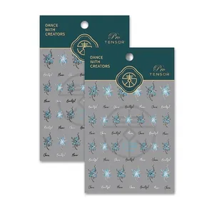 Adesivi per unghie con fiori blu e scritte decorative in confezione di cartoncino professionale