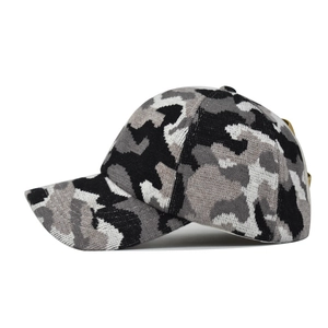 Dicke Camouflage Pferdeschwanz-Mütze mit grauem Strickmuster für den Winter draußen
