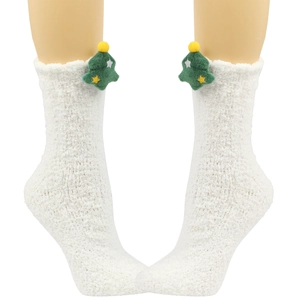 Detailansicht weißer Korallenfleece-Socken mit Weihnachtsbaum-Motiv am Bein