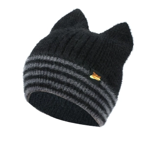 Bonnet en maille noire avec oreilles de chat, texture pelucheuse et rayures grises