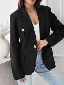 Dettaglio blazer nero da donna con bottoni dorati e tasca applicata sul petto