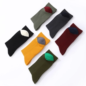 Groupe de six paires de chaussettes en coton de couleur unie avec bords-côtes variés