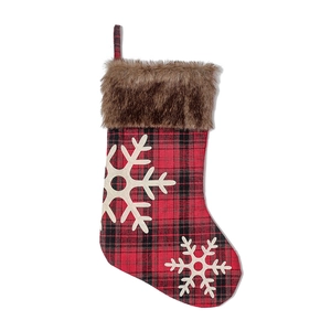 Chaussette de Noël classique à carreaux rouges et noirs avec revers en fourrure et flocons