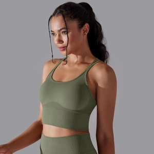 Détail de la brassière de yoga vert foncé avec bretelles croisées et bande côtelée serrée