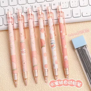 Set di 6 matite a scatto rosa a tema pesca con mine da 0,5 mm su una scrivania minimalista
